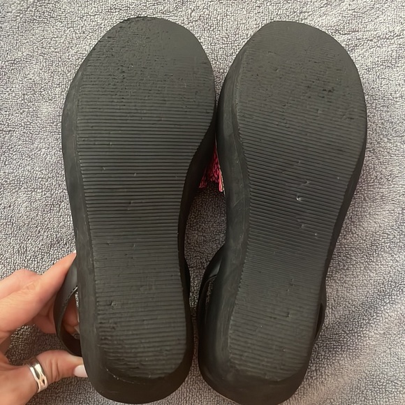 Kenneth Cole Reaction hot pink snake skin sandals - Picture 4 of 6